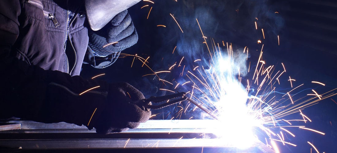 <h2>PENGECORAM LOGAM</h2><p>Pengerjaan produksi berupa pembuatan pola (Pattern/Matras), Pembuatan Cetakan (Moulding), Peleburan (Melting),serta proses yang terakhir adalah perlakuan lanjut (Fetling)<p>